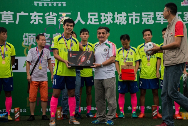 欧冠-费兰-托雷斯双响 巴萨4-2客胜将参加欧联杯
